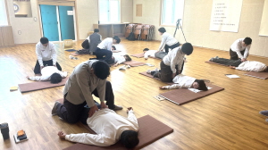 사랑의 손길로 생기를 깨우다